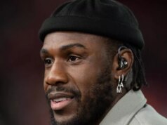 Michail Antonio rok po hororovej autonehode „rokuje“ s novým klubom Michail Antonio pracujúci pre TNT Sports počas zápasu MD3 fázy UEFA Európskej ligy 2025/26 medzi Nottingham Forest FC a FC Porto.