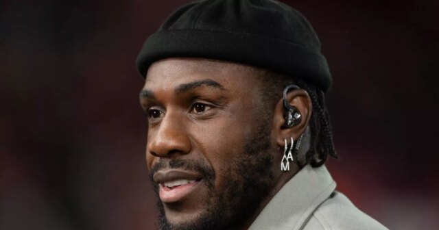 Michail Antonio rok po hororovej autonehode „rokuje“ s novým klubom Michail Antonio pracujúci pre TNT Sports počas zápasu MD3 fázy UEFA Európskej ligy 2025/26 medzi Nottingham Forest FC a FC Porto.