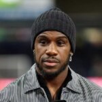 Michail Antonio pracujúci pre TNT Sports ako učenec pred zápasom prvého kola Emirates FA Cup medzi Luton Town a Forest Green Rovers.