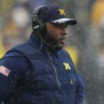 Michigan prepustil Sherrone Moore pre údajný „nevhodný vzťah“