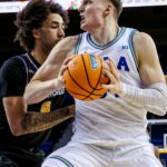 Mick Cronin sa hrá so zostavou počas porážky UCLA na UC Riverside