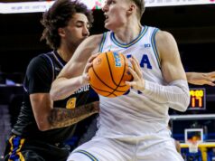 Mick Cronin sa hrá so zostavou počas porážky UCLA na UC Riverside Mick Cronin sa hrá so zostavou počas porážky UCLA na UC Riverside