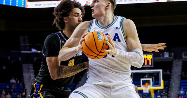 Mick Cronin sa hrá so zostavou počas porážky UCLA na UC Riverside
