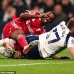 Micky van de Ven sa ospravedlnil Alexandrovi Isakovi za zákrok, ktorý zlomil útočníkovi nohu