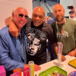 (Zľava) Ric Flair, Mike Tyson a bývalý výkonný riaditeľ Carma Adam Wilks sú na snímke spolu. Wilksa teraz žalujú Flair, Tyson a jeho bývalá spoločnosť Carma