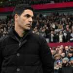 Manažér Arsenalu Mikel Arteta a Ethan Nwaneri počas tréningu v Sobha Realty Training Center 23. septembra 2025 v London Colney, Anglicko