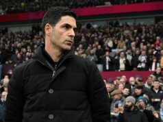 Mikel Arteta bol nútený urobiť tvrdé rozhodnutie Arsenalu, ako to „ďalší Lionel Messi“ poprel Manažér Arsenalu Mikel Arteta a Ethan Nwaneri počas tréningu v Sobha Realty Training Center 23. septembra 2025 v London Colney, Anglicko