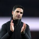 LONDÝN, ANGLICKO - 23. DECEMBRA: Mikel Arteta, manažér Arsenalu, tlieska fanúšikom po víťazstve na konci štvrťfinále Carabao Cupu medzi Arsenalom a Crystal Palace na Emirates Stadium 23. decembra 2025 v Londýne v Anglicku. (Foto: Alex Pantling/Getty Images)