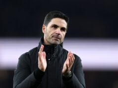 Mikel Arteta informoval o aktualizácii zranení, keďže Arsenal utrpel v Carabao Cupe novú ranu LONDÝN, ANGLICKO - 23. DECEMBRA: Mikel Arteta, manažér Arsenalu, tlieska fanúšikom po víťazstve na konci štvrťfinále Carabao Cupu medzi Arsenalom a Crystal Palace na Emirates Stadium 23. decembra 2025 v Londýne v Anglicku. (Foto: Alex Pantling/Getty Images)