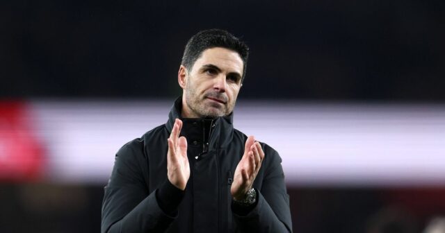 LONDÝN, ANGLICKO - 23. DECEMBRA: Mikel Arteta, manažér Arsenalu, tlieska fanúšikom po víťazstve na konci štvrťfinále Carabao Cupu medzi Arsenalom a Crystal Palace na Emirates Stadium 23. decembra 2025 v Londýne v Anglicku. (Foto: Alex Pantling/Getty Images)