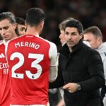 Mikel Arteta, manažér Arsenalu, hovorí s Mikelom Merinom z Arsenalu počas zápasu Premier League medzi Arsenalom a Brentfordom na Emirates Stadium 3. decembra 2025 v Londýne, Anglicko.