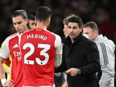 Mikel Arteta má v Arsenale vyriešenú hádanku zranení, pretože hviezda s 32 miliónmi libier je pripravená na novú úlohu Mikel Arteta, manažér Arsenalu, hovorí s Mikelom Merinom z Arsenalu počas zápasu Premier League medzi Arsenalom a Brentfordom na Emirates Stadium 3. decembra 2025 v Londýne, Anglicko.