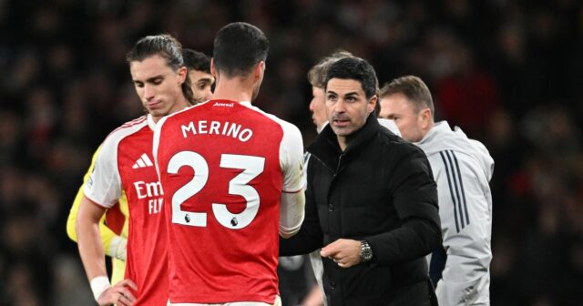 Mikel Arteta, manažér Arsenalu, hovorí s Mikelom Merinom z Arsenalu počas zápasu Premier League medzi Arsenalom a Brentfordom na Emirates Stadium 3. decembra 2025 v Londýne, Anglicko.