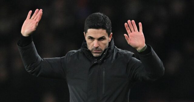 Manažér Arsenalu Mikel Arteta počas štvrťfinálového zápasu Carabao Cupu medzi Arsenalom a Crystal Palace na Emirates Stadium 23. decembra 2025 v Londýne v Anglicku. 