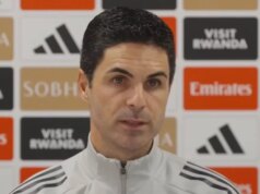 Mikel Arteta posiela Viktorovi Gyokeresovi varovanie po 64 miliónoch libier hviezdy Arsenalu LONDÝN, ANGLICKO - 18. OKTÓBRA: Mikel Arteta manažér Arsenalu a Viktor Gyokeres z Arsenalu počas zápasu Premier League medzi Fulhamom a Arsenalom v Craven Cottage 18. októbra 2025 v Londýne v Anglicku. (Foto: Vince Mignott/MB Media/Getty Images)