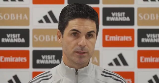 LONDÝN, ANGLICKO - 18. OKTÓBRA: Mikel Arteta manažér Arsenalu a Viktor Gyokeres z Arsenalu počas zápasu Premier League medzi Fulhamom a Arsenalom v Craven Cottage 18. októbra 2025 v Londýne v Anglicku. (Foto: Vince Mignott/MB Media/Getty Images)