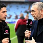 Mikel Arteta hovorí s ikonou Arsenalu Martinom Keownom