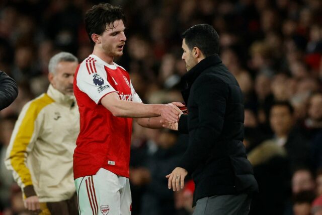 Cristhian Mosquera vypadol zranený proti Brentfordu po nešikovnom pristátí (REUTERS)