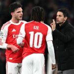 Mikel Arteta sa počas zápasu Arsenalu rozpráva s Declanom Riceom a Eberechim Ezem