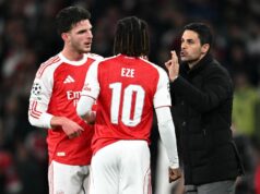 Mikel Arteta urobil rozhodnutie Eberechi Eze, ktoré „nemá zmysel“ po márnomyseľnosti 67,5 milióna libier Mikel Arteta sa počas zápasu Arsenalu rozpráva s Declanom Riceom a Eberechim Ezem