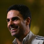 Mikel Arteta sa počas tlačovej konferencie Arsenalu usmieva