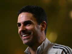 Mikel Arteta v trojitom rozhodnutí Arsenalu potvrdil za 10 minút proti Brentfordu Mikel Arteta sa počas tlačovej konferencie Arsenalu usmieva