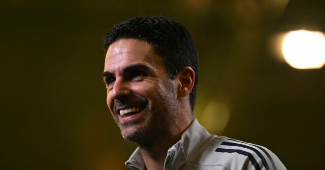 Mikel Arteta sa počas tlačovej konferencie Arsenalu usmieva