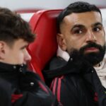 Mohamed Salah z Liverpoolu vyzerá na lavičke pred zápasom Premier League medzi Liverpoolom a Sunderlandom na Anfielde 3. decembra 2025 v Liverpoole v Anglicku.