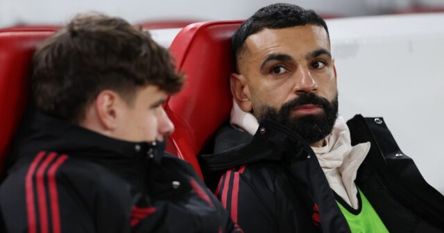 Mimoriadna požiadavka Mohameda Salaha opustiť klub v šoku v priamom Mohamed Salah z Liverpoolu vyzerá na lavičke pred zápasom Premier League medzi Liverpoolom a Sunderlandom na Anfielde 3. decembra 2025 v Liverpoole v Anglicku.