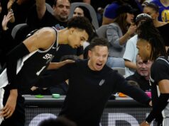 Mitch Johnson stúpa ako Spurs Ride Pohár NBA (15. december) logo pochodového šialenstva