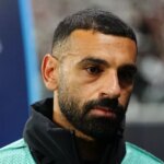 Mohamed Salah sleduje súboj Liverpoolu v Lige majstrov s Frankfurtom