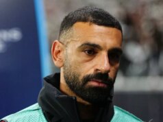 „Mo Salah bude mať rovnaký problém s piatimi spoluhráčmi z Liverpoolu po tom, čo bol porazený.“ Mohamed Salah sleduje súboj Liverpoolu v Lige majstrov s Frankfurtom