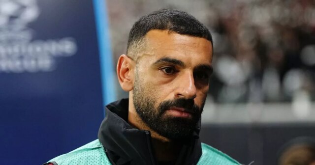 "Mo Salah bude mať rovnaký problém s piatimi spoluhráčmi z Mohamed Salah sleduje súboj Liverpoolu v Lige majstrov s Frankfurtom