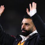 LEEDS, ANGLICKO - 6. DECEMBRA: Mohamed Salah z Liverpoolu máva fanúšikom na plný úväzok počas zápasu Premier League medzi Leedsom United a Liverpoolom na Elland Road 6. decembra 2025 v anglickom Leedse. (Foto: Robbie Jay Barratt - AMA/Getty Images)