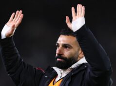 Mo Salah odhodil výjazdovú bombu z Liverpoolu a odhaľuje, že NEXT WEEK by mohol byť posledný zápas LEEDS, ANGLICKO - 6. DECEMBRA: Mohamed Salah z Liverpoolu máva fanúšikom na plný úväzok počas zápasu Premier League medzi Leedsom United a Liverpoolom na Elland Road 6. decembra 2025 v anglickom Leedse. (Foto: Robbie Jay Barratt - AMA/Getty Images)