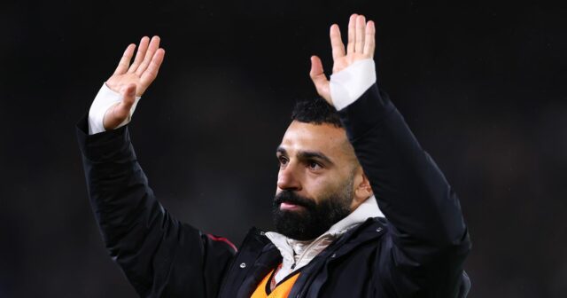 LEEDS, ANGLICKO - 6. DECEMBRA: Mohamed Salah z Liverpoolu máva fanúšikom na plný úväzok počas zápasu Premier League medzi Leedsom United a Liverpoolom na Elland Road 6. decembra 2025 v anglickom Leedse. (Foto: Robbie Jay Barratt - AMA/Getty Images)