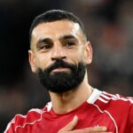 LIVERPOOL, ANGLICKO – 13. DECEMBRA: (VYCHÁDZA SLNKO, VYCHÁDZA SLNKO) Mohamed Salah z Liverpoolu si po zápase Premier League medzi Liverpoolom a Brightonom & Hove Albion na Anfielde 13. decembra 2025 v anglickom Liverpoole potľapká odznak Liverpoolu po drese. (Foto Liverpool FC/Liverpool FC cez Getty Images)