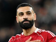 Mo Salah uverejnil záhadný tweet, keď sa lúčil s Liverpoolom pri odchode z AFCON LIVERPOOL, ANGLICKO – 13. DECEMBRA: (VYCHÁDZA SLNKO, VYCHÁDZA SLNKO) Mohamed Salah z Liverpoolu si po zápase Premier League medzi Liverpoolom a Brightonom & Hove Albion na Anfielde 13. decembra 2025 v anglickom Liverpoole potľapká odznak Liverpoolu po drese. (Foto Liverpool FC/Liverpool FC cez Getty Images)