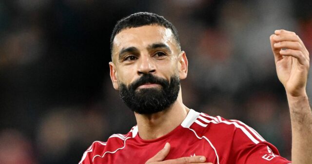 Mo Salah uverejnil záhadný tweet, keď sa lúčil s Liverpoolom LIVERPOOL, ANGLICKO – 13. DECEMBRA: (VYCHÁDZA SLNKO, VYCHÁDZA SLNKO) Mohamed Salah z Liverpoolu si po zápase Premier League medzi Liverpoolom a Brightonom & Hove Albion na Anfielde 13. decembra 2025 v anglickom Liverpoole potľapká odznak Liverpoolu po drese. (Foto Liverpool FC/Liverpool FC cez Getty Images)