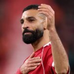 Mohamed Salah z Liverpoolu oceňuje fanúšikov a potľapkáva odznak Liverpoolu po zápase Premier League medzi Liverpoolom a Brighton & Hove Albion