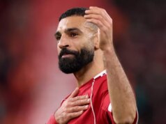 Mo Salah ‚vo svojom srdci vie, že opúšťa Liverpool‘ ako známky ‚smútku‘ jasné Mohamed Salah z Liverpoolu oceňuje fanúšikov a potľapkáva odznak Liverpoolu po zápase Premier League medzi Liverpoolom a Brighton & Hove Albion