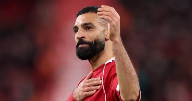 Mohamed Salah z Liverpoolu oceňuje fanúšikov a potľapkáva odznak Liverpoolu po zápase Premier League medzi Liverpoolom a Brighton & Hove Albion