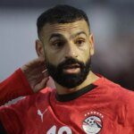 Mohamed Salah z egyptského národného tímu sa pozerá na priateľský medzinárodný tímový zápas FIFA medzi egyptským národným tímom a národným tímom Uzbekistanu na štadióne Hazza bin Zayed v Al Ain, Spojené arabské emiráty. (Foto: Ahmed Awaad/NurPhoto cez Getty Images)