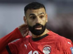 Mo Salah vynechal zo zostavy Egypta, pretože rozhodnutie o postupujúcom Liverpoole bolo prijaté pred AFCONom Mohamed Salah z egyptského národného tímu sa pozerá na priateľský medzinárodný tímový zápas FIFA medzi egyptským národným tímom a národným tímom Uzbekistanu na štadióne Hazza bin Zayed v Al Ain, Spojené arabské emiráty. (Foto: Ahmed Awaad/NurPhoto cez Getty Images)