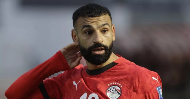 Mo Salah vynechal zo zostavy Egypta, pretože rozhodnutie o postupujúcom Mohamed Salah z egyptského národného tímu sa pozerá na priateľský medzinárodný tímový zápas FIFA medzi egyptským národným tímom a národným tímom Uzbekistanu na štadióne Hazza bin Zayed v Al Ain, Spojené arabské emiráty. (Foto: Ahmed Awaad/NurPhoto cez Getty Images)