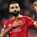 Mohamed Salah z Liverpoolu si po zápase Premier League medzi Liverpoolom a Brighton & Hove Albion na Anfielde 13. decembra 2025 potľapká odznak Liverpoolu po drese.