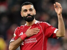 Mo Salah „nemal na výber“ po dokonalom odkaze hviezdy Liverpoolu na rozlúčku Mohamed Salah z Liverpoolu si po zápase Premier League medzi Liverpoolom a Brighton & Hove Albion na Anfielde 13. decembra 2025 potľapká odznak Liverpoolu po drese.