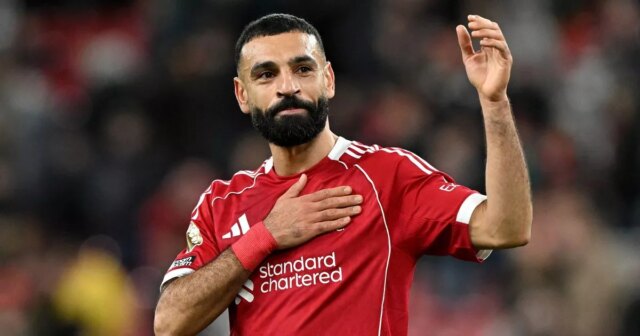 Mo Salah „nemal na výber“ po dokonalom odkaze hviezdy Liverpoolu Mohamed Salah z Liverpoolu si po zápase Premier League medzi Liverpoolom a Brighton & Hove Albion na Anfielde 13. decembra 2025 potľapká odznak Liverpoolu po drese.