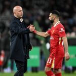 LONDÝN, ANGLICKO – 16. MARCA: (VYCHÁDZA SLNKO, VYCHÁDZA SLNKO) Arne Slot, manažér z Liverpoolu, si podáva ruku s Mohamedom Salahom z Liverpoolu po finále Carabao Cupu medzi Liverpoolom a Newcastlom United na štadióne Wembley 16. marca 2025 v Londýne v Anglicku. (Foto Liverpool FC/Liverpool FC cez Getty Images)