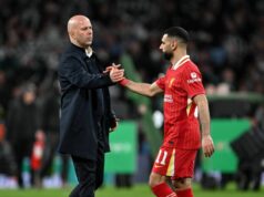 Mohamed Salah menovaný do tímu Liverpoolu pre zápas v Brightone, keď Arne Slot urobil obrovský call LONDÝN, ANGLICKO – 16. MARCA: (VYCHÁDZA SLNKO, VYCHÁDZA SLNKO) Arne Slot, manažér z Liverpoolu, si podáva ruku s Mohamedom Salahom z Liverpoolu po finále Carabao Cupu medzi Liverpoolom a Newcastlom United na štadióne Wembley 16. marca 2025 v Londýne v Anglicku. (Foto Liverpool FC/Liverpool FC cez Getty Images)